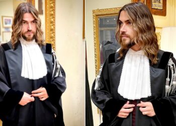 Valerio Scanu dopo la laurea indossa la toga