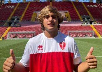 Davide Bonolis, figlio di Paolo e Sonia Bruganelli, giocherà nella Triestina: il 18enne presentato con la squadra