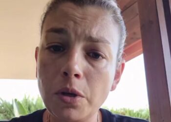 Emma Marrone furiosa per le foto del funerale del padre: ''Avete offeso la nostra dignità''
