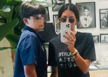 Elisabetta Gregoraci, il figlio Nathan Falco a 12 anni è già più alto di lei: guarda
