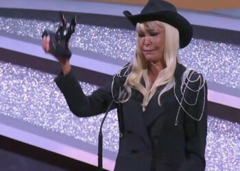 Vera Gemma premiata a Venezia si scioglie in lacrime: ''Avevo rinunciato a essere attrice ma…''