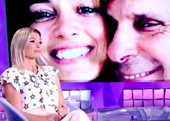 Carlotta Mantovan commossa in tv, è andata a vivere all'estero con la figlia: ''Ecco perché l'ho fatto''