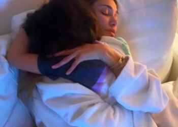 Criticano Belen perché Santiago dorme ancora nel letto con lei a 9 anni: la sua risposta