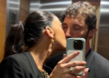 Belen torna a essere più 'social' con Stefano De Martino: bacio in ascensore, foto