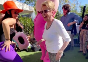 La nonna di Aurora scatenata al gender reveal party