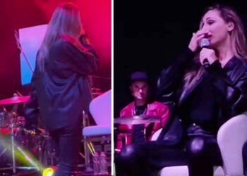 Anna Tatangelo si blocca sul palco: piange per la mamma morta da pochi giorni