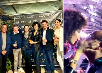 La moglie di Carlo Conti, Francesca Vaccaro, debutta nella moda col suo brand: alla sfilata il marito e altri vip