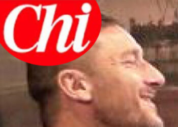 Francesco Totti è l'immagine della felicità mentre cena con Noemi Bocchi: al dito di entrambi spunta l’anello