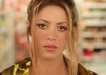 Shakira in lacrime nel video della canzone sull'addio a Piqué: ''Lasciata per colpa del narcisismo''