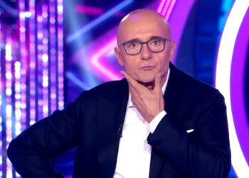 Alfonso Signorini è una furia al GF Vip: occhi lucidi, rabbia e costernazione per il caso Marco Bellavia