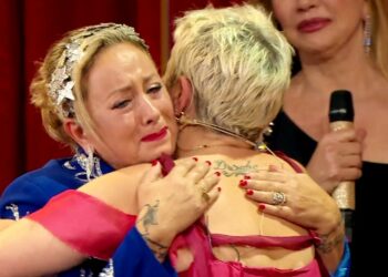 Carolyn Smith e Rosanna Banfi, unite dalla lotta contro il cancro, si abbracciano in lacrime in diretta tv: guarda l’emozionante momento