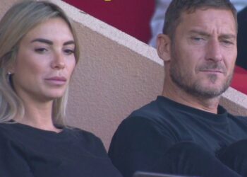 La prima uscita ufficiale in coppia! Francesco Totti e Noemi Bocchi fianco a fianco allo stadio a Monte Carlo: guarda