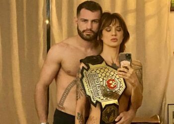 Asia Argento tutta nuda per festeggiare il titolo di campione del mondo del nuovo fidanzato: foto