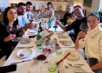 Belen e Stefano De Martino felici alla reunion con i Rodriguez in collina