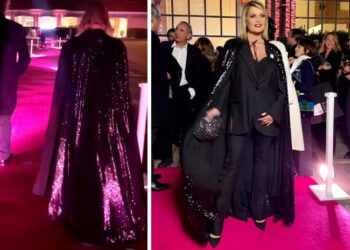 Il mantello di Simona Ventura illumina Milano di notte