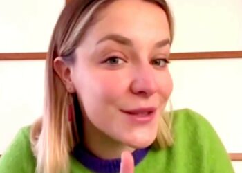 La sorella di Tommaso Zorzi pubblicizza lo strumento di piacere: ''Con questo ci si ritaglia mezz'ora di relax al giorno''