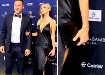 Noemi Bocchi a Dubai con Totti sfoggia l'anello di brillanti che Francesco le avrebbe ordinato un anno fa: foto