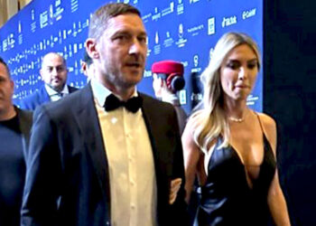 Totti e Noemi Bocchi fanno la prima uscita pubblica ufficiale: mano nella mano davanti ai fotografi!