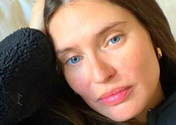 Bianca Balti lascia tutti a bocca aperta, tra due giorni si farà togliere i seni: ''L'8 dicembre doppia mastectomia preventiva, sono terrorizzata''