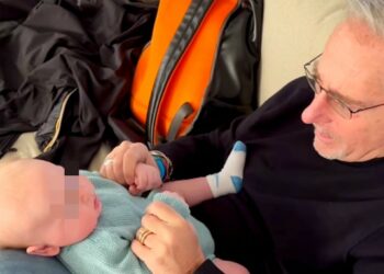 Paolo Bonolis dolce nonno bis a New York: la foto è tenerissima