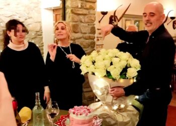 Antonella Clerici festeggia 59 anni con il compagno e i loro figli