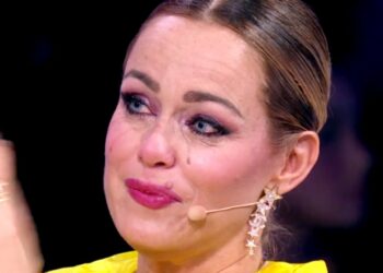 Sonia Bruganelli non regge l'emozione e piange in diretta tv pensando al rapporto con sua madre: ''E' andata così''