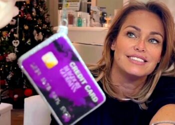 ''Mi rappresenta appieno'': guarda la palla di Natale di Sonia Bruganelli a forma di carta di credito