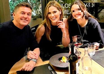 Teo Mammucari al ristorante con l'ex Thais Wiggers e la loro figlia: rarissima foto insieme