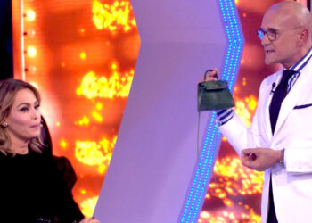 Sonia Bruganelli mostra la minibag da 40mila euro in tv e rivela come ha convinto Bonolis a comprargliela