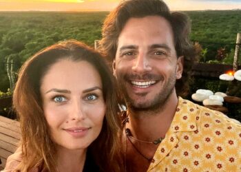 Anna Safroncik felice con il fidanzato Marco