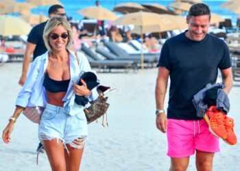 Totti e Noemi a Miami in spiaggia con i figli