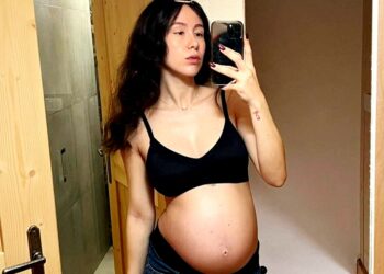 Aurora Ramazzotti mostra il pancione di quasi 7 mesi a nudo anche in montagna: foto