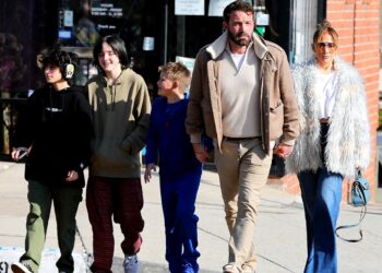 Jennifer Lopez e Ben Affleck a pranzo con tre dei cinque figli: la loro è una grande famiglia allargata felice