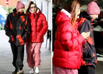 Nina Zilli dopo l'annuncio della gravidanza nasconde il pancione con indumenti oversize: foto