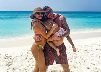 Costanza Caracciolo e Bobo Vieri, vacanze da sogno con le figlie alle Maldive