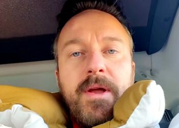 Francesco Facchinetti via dall'Italia, tra urla e insulti rivela perché è andato a vivere all'estero con la famiglia: ''Schifo''