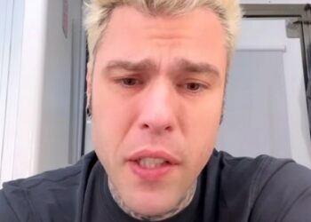 Fedez è diventato improvvisamente balbuziente a 33 anni: ''Scusate, ora ci metto tempo a formulare una frase''. Video