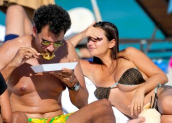 Febbraio tra sole e bikini: Elettra Lamborghini si gode la spiaggia di Miami col marito e mostra un fisico super. Foto