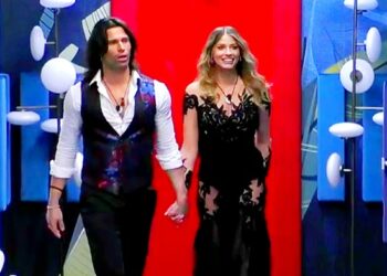 Luca Onestini e Ivana Mrazova riuniti nella Casa del GF Vip tra baci, abbracci e sguardi complici: ''Si amano ancora''