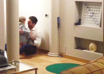 Antonino Spinalbese riabbraccia la figlia dopo 5 mesi