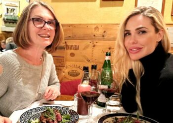 Ilary Blasi a Firenze con la madre: l'hotel l'accoglie con la stanza completamente personalizzata