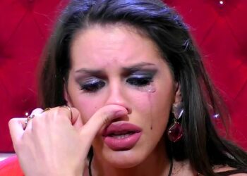 Antonella Fiordelisi crolla in lacrime per le palpatine di Edoardo Donnamaria a Nicole Murgia. Lui: ''E' finita già da un mese'', poi ritratta