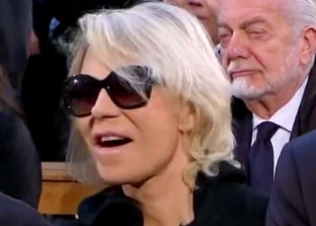 Ecco perché Maria De Filippi ha sorriso durante il funerale di Costanzo