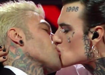 Il bacio di Fedez e Rosa Chemical continua a far discutere, ma Sanremo 2023 è un successo senza precedenti