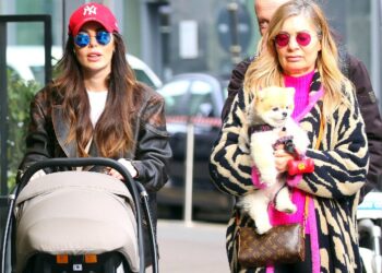 Bianca Atzei si gode la nuova vita da mamma: a passeggio col neonato Noa, sua madre e l'amata cagnolina