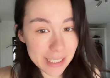 Aurora Ramazzotti e la gravidanza 'infinta': ''Invece di camminare rotolo, non so se me la farò addosso e ho flatulenze inaspettate''