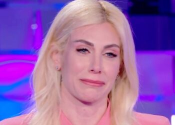 Paola Caruso disperata in tv: ''Il danno di mio figlio è permanente, dovrà portare il tutore per sempre''