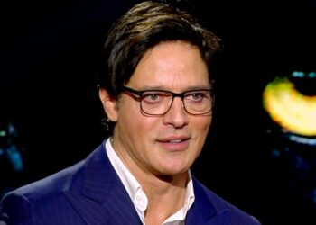 Gabriel Garko racconta di quando ha avuto un'erezione sul set nudo davanti a tutta la troupe: ''Hanno usato lo spruzzino''