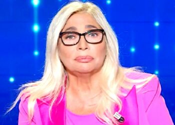 Mara Venier dopo la morte di Costanzo parla del rapporto con Maria De Filippi: ''Stesso modo di prendersi cura dei mariti''