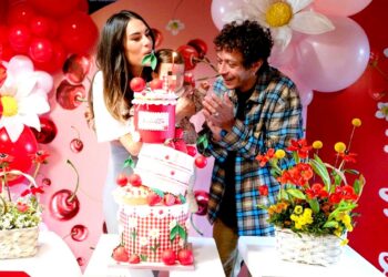 Valentino Rossi e Francesca Sofia Novello organizzano una mega festa a tema per il primo compleanno della figlia Giulietta: foto
